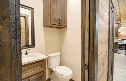 Redlick Cabine | Gorgeous lodge tucked away in Texarkana - 3 bedrooms available