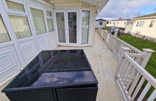 Skegness Cabine | Gorgeous Lodge With Decking At Southview Holiday Park In Skegness Ref 33093V