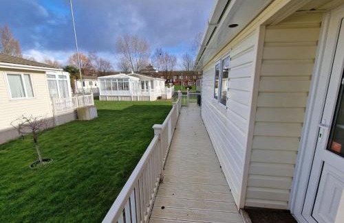 Skegness Cabine | Gorgeous Lodge With Decking At Southview Holiday Park In Skegness Ref 33093V