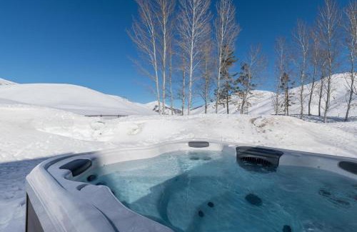 Hailey Maison | Gorgeous Log Cabin Close to Town with Hot Tub