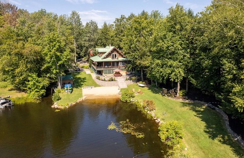 Farmington Maison | GORGEOUS log home with hot tub and private beach on peaceful Baxter Lake in NH