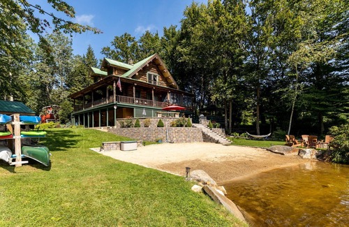 Farmington Maison | GORGEOUS log home with hot tub and private beach on peaceful Baxter Lake in NH