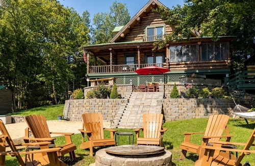 Farmington Maison | GORGEOUS log home with hot tub and private beach on peaceful Baxter Lake in NH