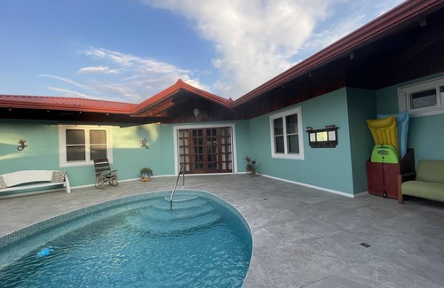 Barrio Ricos y Famosos Maison | Gorgeous Luxury Beach Home Casa Keenan