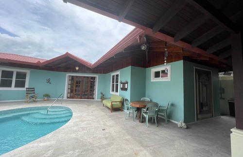 Barrio Ricos y Famosos Maison | Gorgeous Luxury Beach Home Casa Keenan