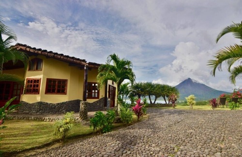 El Fosforo Maison | Gorgeous Luxury home with Pool & Jacuzzi access. Awesome Lake & Volcano views.