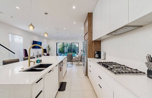 Downtown Fort Lauderdale Maison | Gorgeous modern townhome near beach with pool, patio, & W/D - dog-friendly