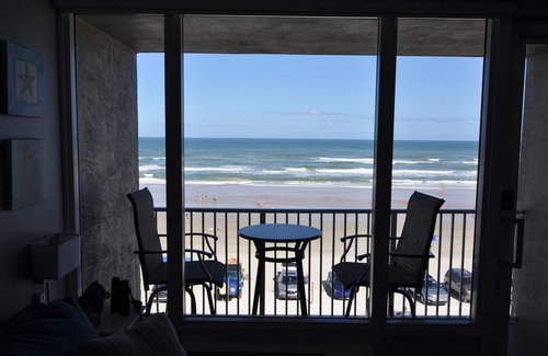 Daytona Beach Shores Copropriété | Gorgeous Oceanfront Studio Cozy Condo with Private Balcony.