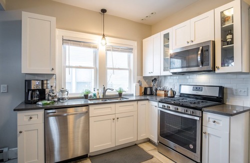 Carag Maison | Gorgeous, Private Home! Walk Everywhere - Restaurants, Shops, Lakes!