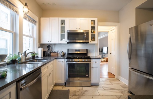 Carag Maison | Gorgeous, Private Home! Walk Everywhere - Restaurants, Shops, Lakes!