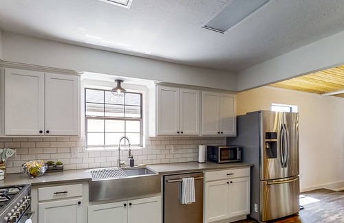 Bellville Maison | Gorgeous ranch-style home on nearly 3 peaceful acres, dog-friendly