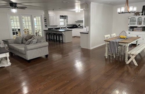 Canton Autre | Gorgeous remodeled farmhouse 8 miles from Canton market.