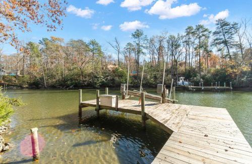 Weems Maison | Gorgeous Riverfront Getaway with Private Dock!