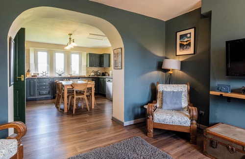 Norton St. Philip Maison | Gorgeous Rural 4BD Farm With Hot Tub