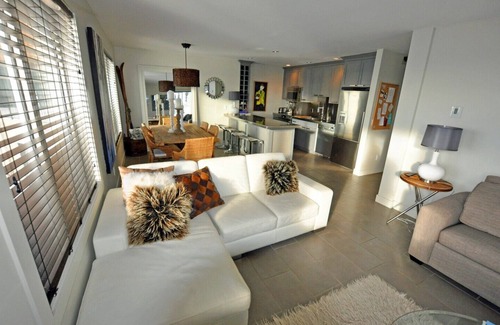 Big White Ski Resort Copropriété | ski magnifique in / ski out maison, au centre du village sur la place sur la crête.