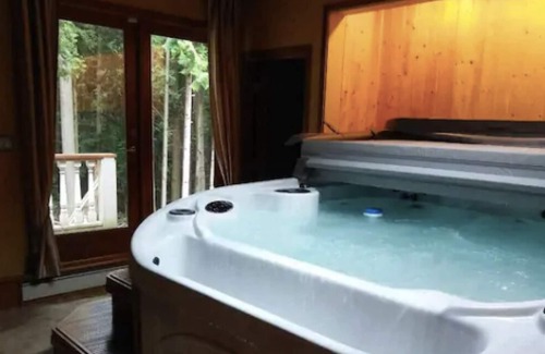 West Vancouver Villa | Gorgeous & Spacious Mansion with Ocean & Mountain View (hot tub included)