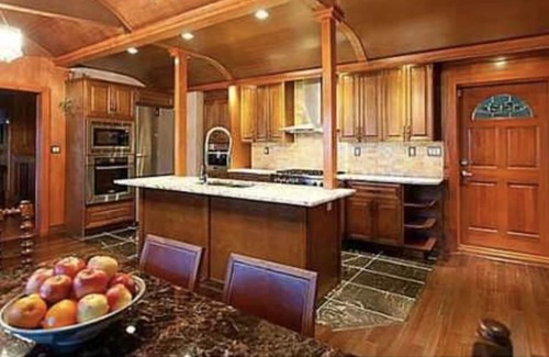 West Vancouver Villa | Gorgeous & Spacious Mansion with Ocean & Mountain View (hot tub included)