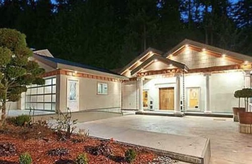 West Vancouver Villa | Gorgeous & Spacious Mansion with Ocean & Mountain View (hot tub included)