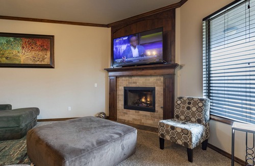 Wheatland Maison | Gorgeous, Spacious 4 Bedroom 🏡 Minutes from Airport and Downtown ✈️