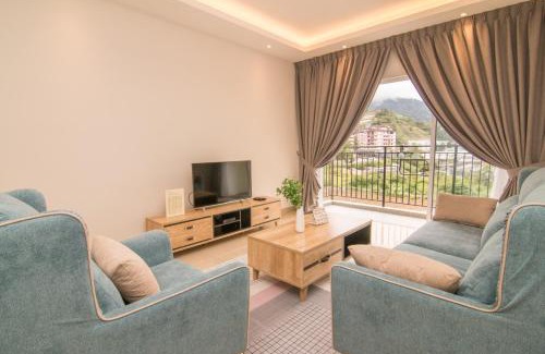 Kuala Terla Appartement | Gorgeous Sunset & Tea Plantation View-Premium Hotel Bed