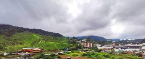 Kuala Terla Appartement | Gorgeous Sunset & Tea Plantation View-Premium Hotel Bed