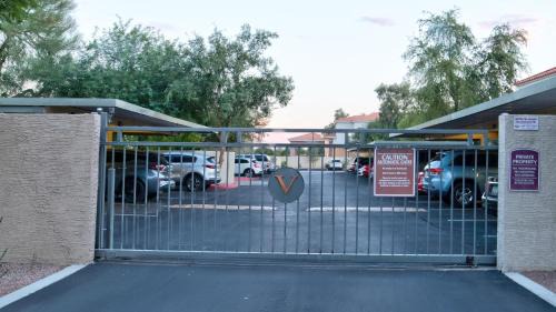 Central Scottsdale Maison | Gorgeous Upgraded Scottsdale Condo