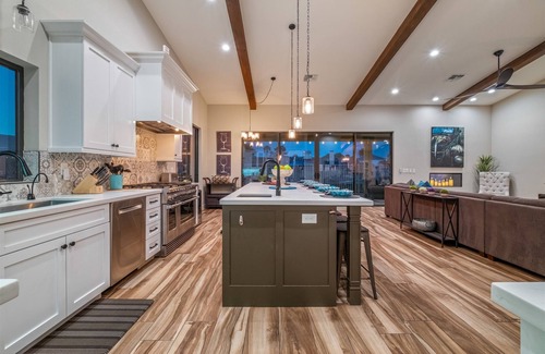 Equestrian Custom Estates Maison | Gorgeous Vacation Home, Single Level - Close to Hiking, Htd Pool