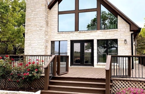 Round Mountain Maison | Gorgeous Vineyard Home in the middle of the Vines!