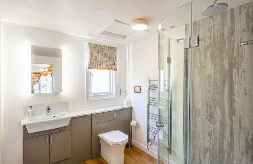 East Lewiston Appartement | Gorse Lodge 9 with Hot Tub