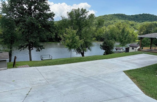 Ronceverte Maison | Gound level and private home with 142 feet of river front access.