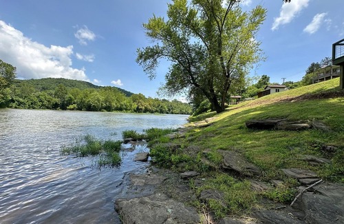 Ronceverte Maison | Gound level and private home with 142 feet of river front access.