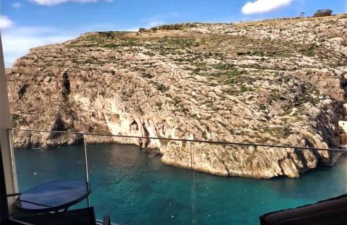 Xlendi Appartement | Gozo Xlendi Coastal Apartment with Stunning Sea View, Free Private Parking, AC & WiFi