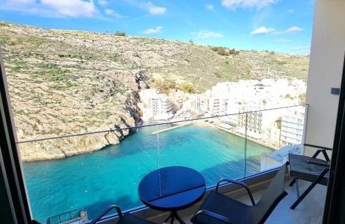 Xlendi Appartement | Gozo Xlendi Coastal Apartment with Stunning Sea View, Free Private Parking, AC & WiFi