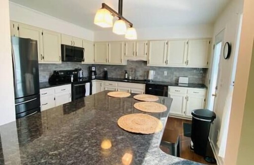 Westover Maison | Grace Lodge Minutes from Fort Bragg