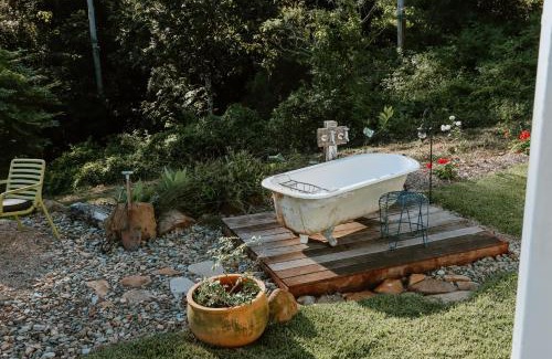Mapleton Maison | Gracie Cottage Romantic Secluded Hinterland Escape for 2