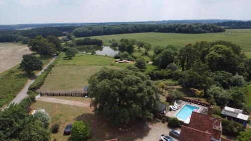 North Weald Maison | Grade II Listed Farmhouse, Pool, Hot Tub, Games Room, Celebration Hall, Car Park, 10ppl, 45 min from Central London