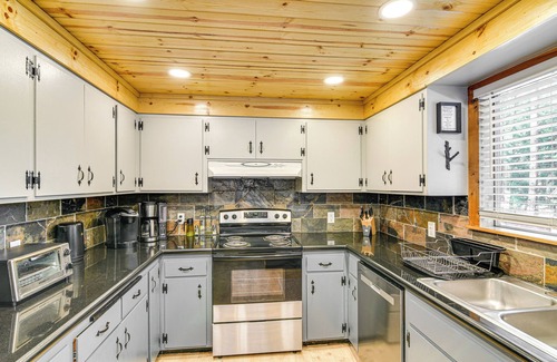 Graeagle Cottage | Graeagle Vacation Rental Cabin w/ Game Room!
