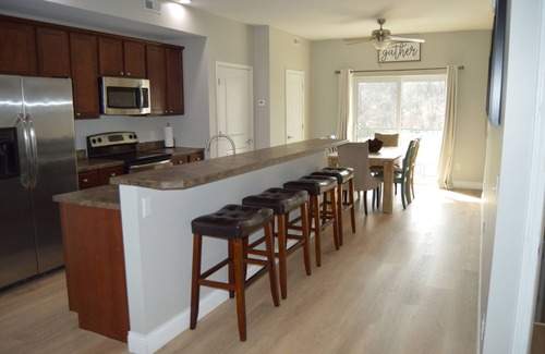 Grafton Maison | Grafton Escape #2 - River views! Pool! Walking distance to bars/restaurants