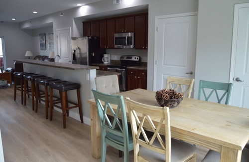 Grafton Maison | Grafton Escape #2 - River views! Pool! Walking distance to bars/restaurants