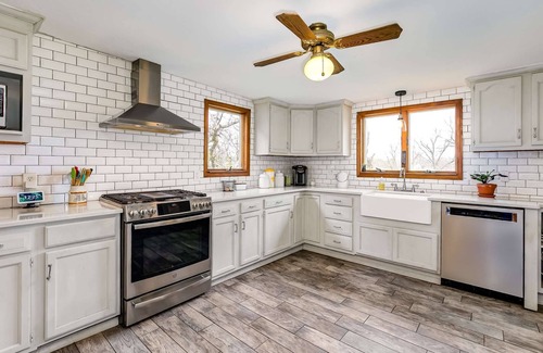 Mitchell Autre | Grafton Getaway - Farmhouse on 23 secluded acres sleeping 28 guests