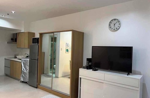 Downtown Hôtel | Gramercy Residences studio with Balcony facing city skyline