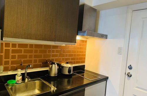 Downtown Hôtel | Gramercy Residences studio with Balcony facing city skyline