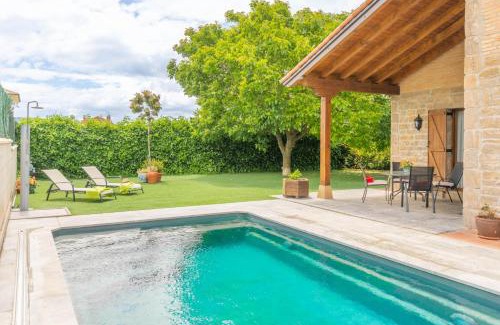 Adios Chalet De Ski | Gran casa de campo con piscina a 15 km de Pamplona