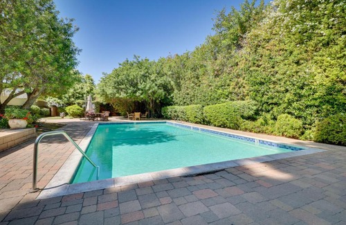 Granada Hills South Appartement | Granada Hills Condo with Community Pool and Workspace