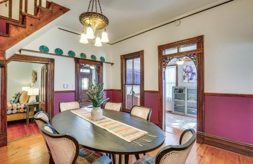 Granbury Maison | Granbury Home with Fire Pit, Walk to The Square!
