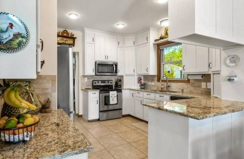 Granbury Maison | Granbury Lakeside Home with Pool, Game Room, Fire Table
