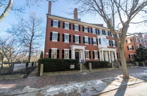 Salem Maison | Maison en brique du Grand 1820 au coeur de Salem historique