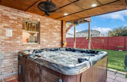 South Arlington Maison | Grand 5BR-2.5B Villa with Pool, Hot Tub & Sauna
