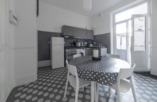 Champ-Capelet Appartement | Grand appartement avec terrasse, rdc, pkg gratuit