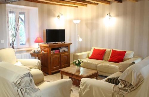 Cindre Maison | Grand Gîte Familial à la Campagne avec Jardin et Véranda, Près de Vichy et Moulins - FR-1-489-256